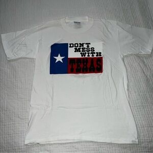 Don’t Mess with Texas Men’s White Graphic T-Shirt
• Size Medium